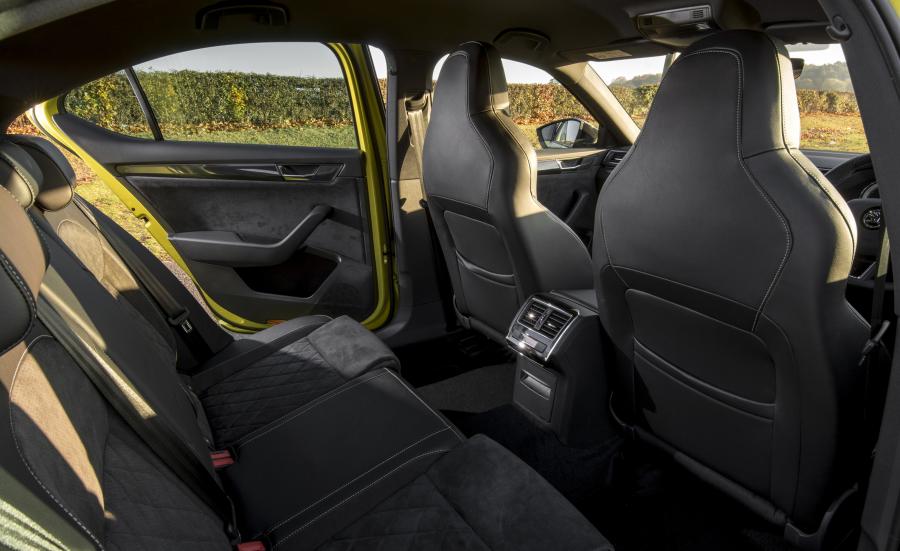Интерьер Skoda Superb SportLine 2016 года  (UK) (фото 12 из 40)